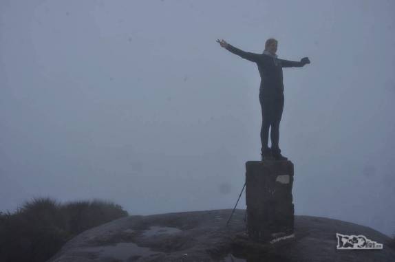 Em manhã nublada e chuvosa, no topo da Pedra do Sino, ponto culminante do Parque Nacional da Serra dos Órgãos, no Rio de Janeiro